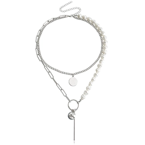 Dettaglio di collana a catena d'argento a strati con perle bianche e ciondoli metallici