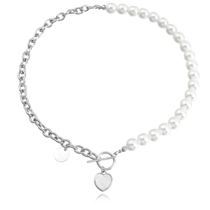 Dettaglio della collana di perle e catena d'argento con chiusura a T e ciondoli a cuore