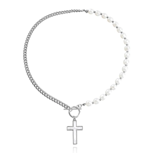 Collana punk con catena a maglie d'argento, perle bianche e ciondolo a croce in conchiglia