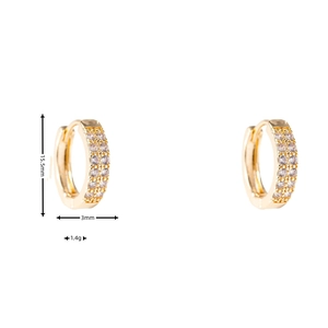 Détail des boucles d'oreilles huggie de 15,5mm en or avec pavé de cristaux fins
