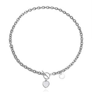 Dettaglio della collana a catena d'argento con pendente a cuore in madreperla e chiusura