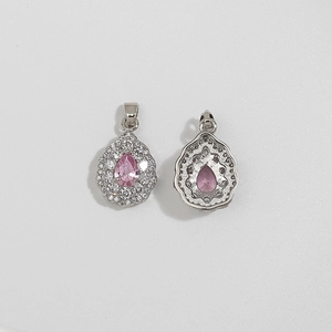 Collana con ciondolo a goccia in cristallo rosa con alone di zirconi e finitura argento