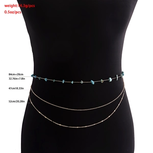 Chaîne de taille dorée multicouche style bohème avec pierres turquoises sur mannequin