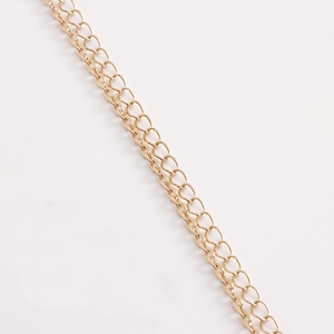 Détail d'une chaîne de taille bohème dorée à double rangée avec maillons ovales