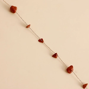 Détail de chaîne de taille dorée avec pierres naturelles brun rouge pour bijoux de corps