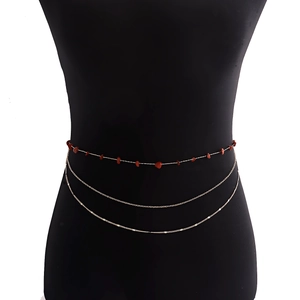 Chaîne de taille multicouche dorée bohème avec pierres rouges sur mannequin noir