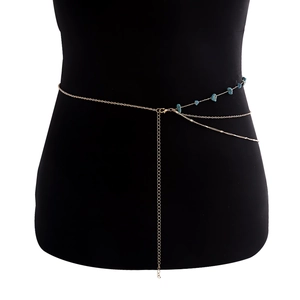 Chaîne de taille bohème dorée pour femme avec pierres de turquoise sur mannequin