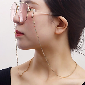 Chaîne de lunettes dorée avec breloques papillon colorées pour lunettes ou masques