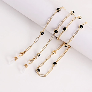 Détail de la chaîne de lunettes dorée avec perles noires et boucles antidérapantes