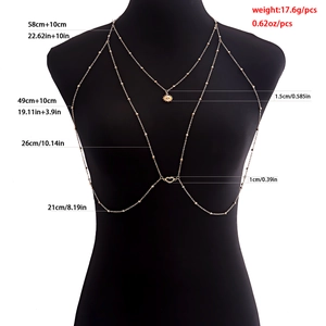 Cadena de cuerpo dorada de varias capas con colgante de sol y hebilla de corazón en maniquí