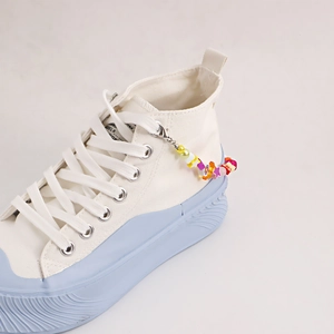 Baskets montantes en toile blanche avec semelle plateforme bleue et breloque LOVE