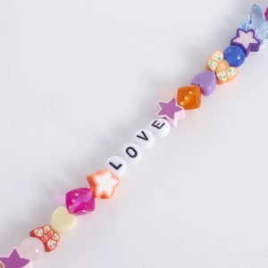 Détail des lettres LOVE et des perles colorées sur la chaîne de chaussure pour femmes