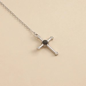 Silberne Körperkette mit Schmetterling-Kreuz-Anhänger und dunklem Edelstein