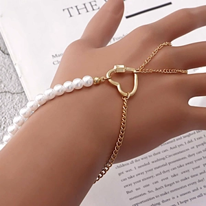 Elegantes goldenes Handkettchen mit Herzanhänger und weißen Perlen für Damen