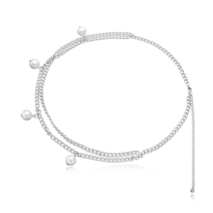 Dettaglio della catena da vita in metallo argento con perle e chiusura a moschettone