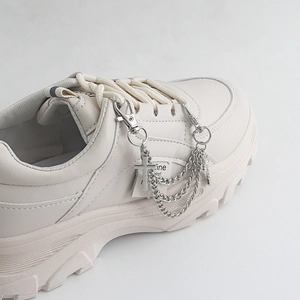 Klobige cremefarbene Sneaker mit silbernen Ketten und Kreuzanhängern für Damen Mode