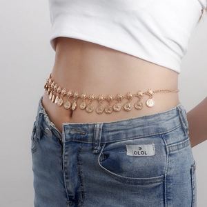 Chaîne de taille sexy en métal doré avec pendentifs pièces vintage et détails glands