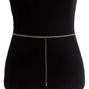 Chaîne de taille dorée élégante avec maillons géométriques et pendentif gland sur noir