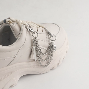 Baskets à semelles compensées avec chaîne hip-hop, pendentifs crâne et sabre de samouraï