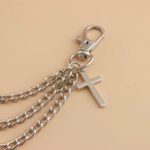 Detail einer silbernen mehrlagigen Metall-Kreuzkette mit Karabiner für Schuhe oder Zubehör
