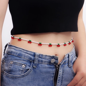 Chaîne de taille bohème avec perles blanches et breloques cerises rouges pour femme
