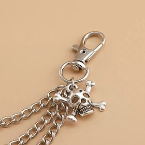 Gros plan du pendentif crâne punk argenté avec texture métallique de style vintage