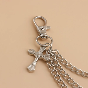 Detail der silbernen gotischen Schuhkette mit Kreuzanhänger und Metallquasten für Punk-Stil