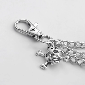 Vue macro d'un pendentif tête de mort gothique sur une chaîne accessoire en métal