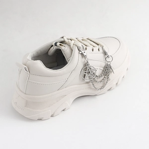 Zapatillas blancas de plataforma con cadenas de estrellas plateadas y dijes de metal moda