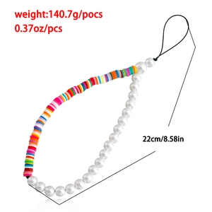 Détail de la dragonne de téléphone bohème avec perles heishi colorées et perles