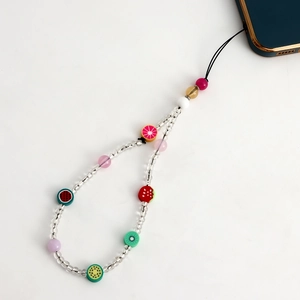 Détail de la dragonne de téléphone perlée avec perles de fruits en argile polymère