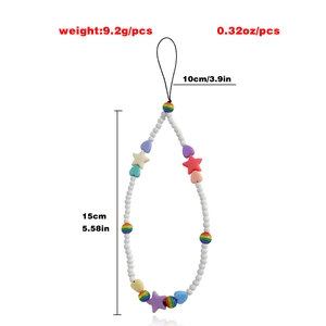 Bijou de téléphone avec perles étoiles et cœurs, perles blanches et accents colorés