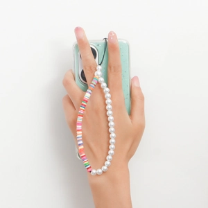 Bijou de téléphone bohème avec perles colorées et perles nacrées sur coque verte