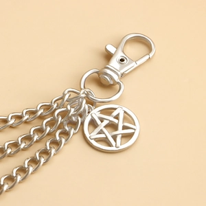 Detalle de la cadena de metal plateado para zapatos con estrella y cierre de langosta