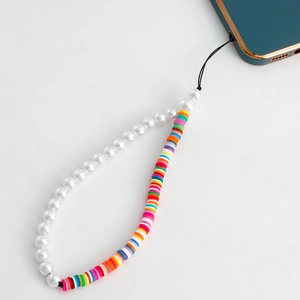 Détail de dragonne pour téléphone bohème avec perles blanches et perles d'argile colorées