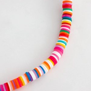 Gros plan de perles Heishi colorées faites à la main pour chaîne de téléphone bohème