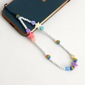 Détail d'une dragonne de téléphone avec perles colorées en forme d'étoile et de cœur
