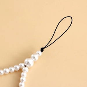 Vue détaillée de la dragonne en perles pour téléphone avec cordon en nylon noir de haute qualité
