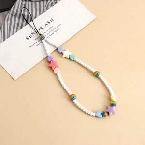 Bijou de téléphone perlé avec étoiles, cœurs et perles blanches aux tons pastel