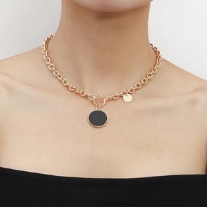 Collana a catena dorata con ciondolo nero e chiusura a levetta OT su modella