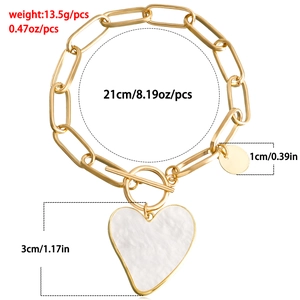 Makroaufnahme vom Gliederkettenarmband mit Herzanhänger und Größenangaben in Gold