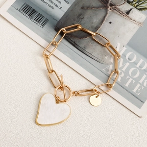 Goldene Gliederkette Armband mit weißem Herzanhänger und OT-Verschluss im minimalistischen Stil
