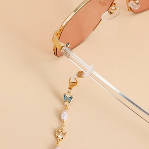 Detail der Brillenlkette aus Gold mit blauem Emaille-Schmetterling und Barockperlen