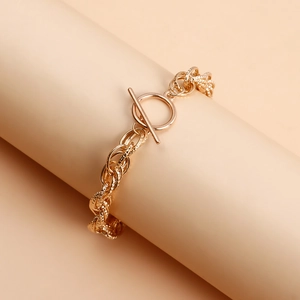 Detailaufnahme eines goldenen Gliederketten-Armbands mit T-Verschluss auf Display