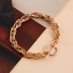 Nahaufnahme des goldenen Gliederkettenarmbands mit OT-Verschluss und Textur