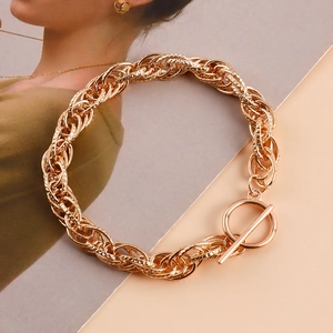 Nahaufnahme des goldenen OT-Verschlusses und der strukturierten Gliederkette am Armband
