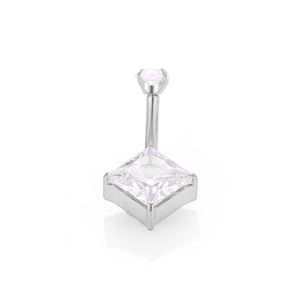 Dettaglio del piercing all'ombelico in titanio G23 con zircone cubico rosa a taglio quadrato