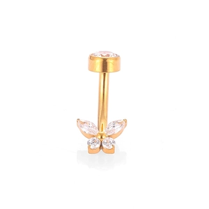 Dettaglio del piercing all'ombelico in titanio G23 con farfalla in zircone e bilanciere