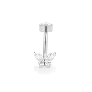 Dettaglio del piercing all'ombelico in titanio G23 con pendente a farfalla in zircone