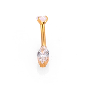 Dettaglio del piercing all'ombelico in titanio G23 dorato con zircone a taglio marquise